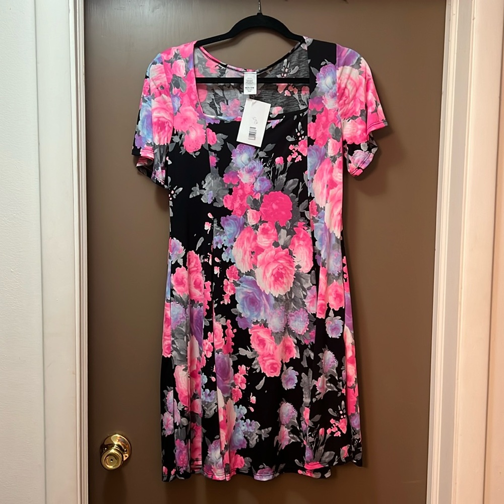 Sassy Look NWT flowy floral dress Sz small Poly/Spandex stretch